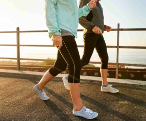 Dos mujeres caminando al aire libre junto al mar