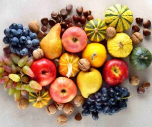 Frutas de temporada con uvas, manzanas, peras y calabazas