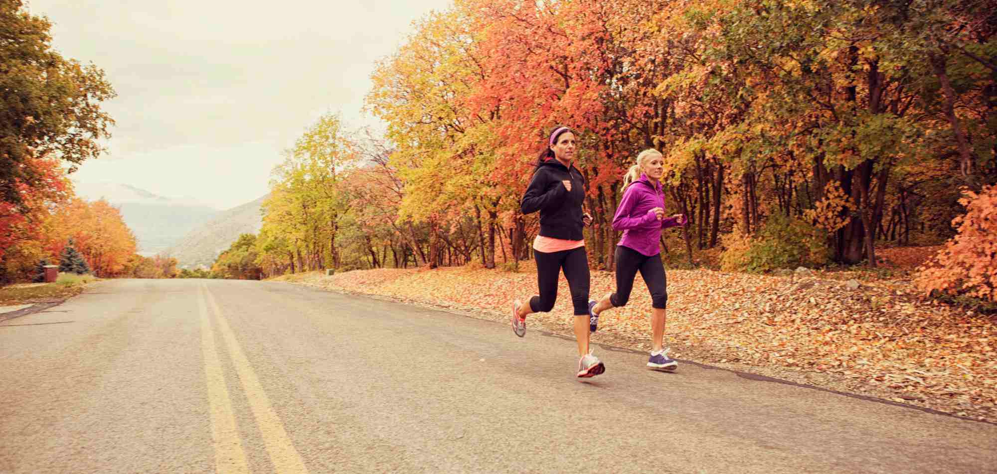 Mujeres practicando running en un entorno natural