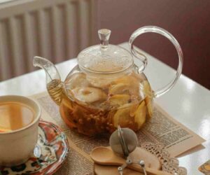 Tetera de cristal con infusión de plantas medicinales