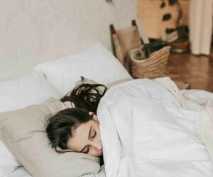 Mujer durmiendo plácidamente en la cama